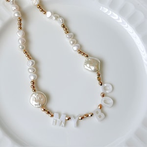 Colar de contas personalizado com letras de madrepérola, colar de palavras personalizado, colar para novas mães, gargantilha de pérolas de água doce, presentes para ela