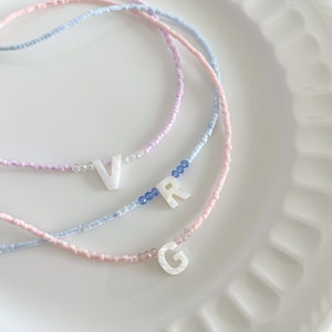 Collar de nombre personalizado/cadena de clavícula con cuentas de letras de concha de nácar, estilo minimalista, regalo para ella