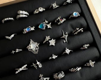 Anillos Celestiales Plateados Y2K: Conjunto ajustable de estrella, luna y cristal.