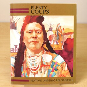 Pode incluir: Um livro intitulado "Plenty Coups" com um retrato de um nativo americano na capa. A capa também apresenta o texto "Native American Stories" e ilustrações de tendas e figuras a cavalo.