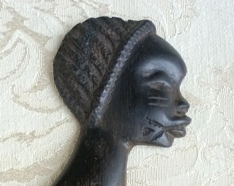Afrikanischer Kamm aus Vintage-Ebenholz, handgeschnitztes Dekor, skarifiziertes Frauengesicht-Funbroc Frankreich