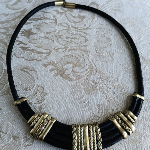 Collier Vintage de Style Ethnique en Cuir et Laiton Fabriqué à la Main- Bijou Noir et Doré.Parure Décolleté-Funbroc France