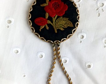 Miroir de Poche Vintage en Métal Doré et Torsadé Décoré d'une Rose Brodée à la Main. Accessoire Beauté-Funbroc France