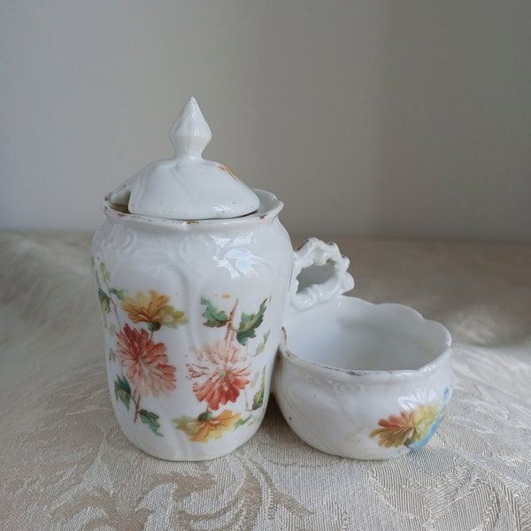 Moutardier Vintage en Porcelaine Fine avec Salière et Poivrière. Orné de Moulures et Décor Floral, XIXème - Funbroc France