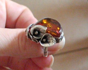 Vintage Ring in Sterling Silver and Amber Cabochon with Art Nouveau Style Flower Decor, Hallmarks-Funbroc France