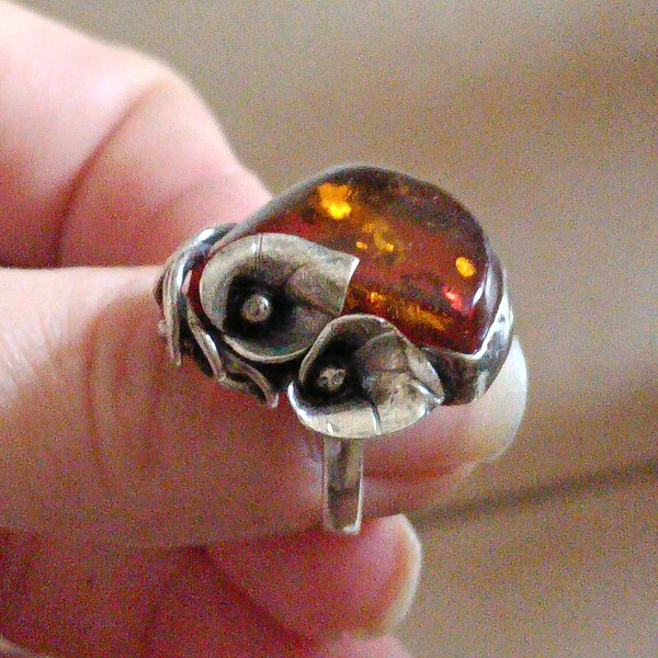 Bague Vintage en Argent Massif et Cabochon d'Ambre à Décor de Fleurs Style Art Nouveau, Poinçons-Funbroc France