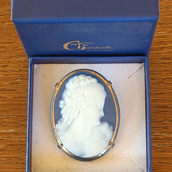 Broche Vintage en Porcelaine de Limoges Bleue et Blanche Façon Camée Sur Support en Cuivre Argenté-Funbroc France