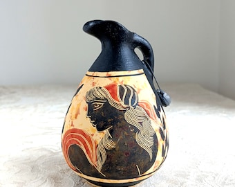 Vase ou Pichet Vintage en Céramique Grec Reproduction de Musée au Décor de Femme et Plante Multicolore Peint Main aux Engobes-Funbroc France