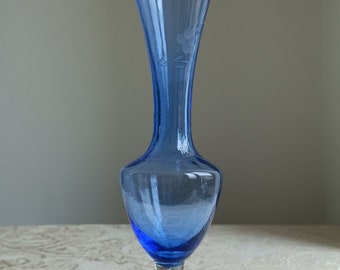 Vase Vintage Transparent et Bleu en Verre Soufflé.Pied Moulé de Striures Décor Gravure Florale-Funbroc France