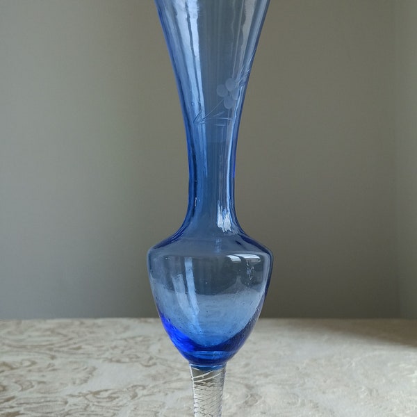 Vase Vintage Transparent et Bleu en Verre Soufflé.Pied Moulé de Striures Décor Gravure Florale-Funbroc France