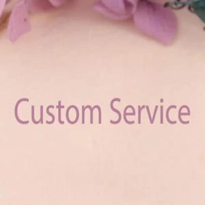 Könnte beinhalten: Die Worte "Custom Service" sind in einer weichen lilafarbenen Schrift auf einem hellrosa Hintergrund dargestellt. Der obere Teil des Bildes zeigt verschwommene lila Blütenblätter.