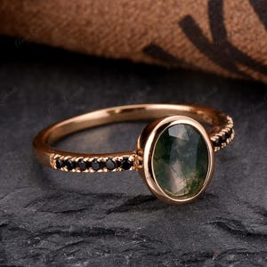 Bezel Setting Moosachat Ring Gelbgold überzogener Ring Solitärring Ovalschliff Moosachat Verlobungsring Jahrestagsgeschenk
