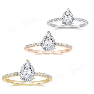 Puede incluir: Tres anillos de compromiso de forma de pera con una sola piedra y una banda de pequeños diamantes. Los anillos se muestran en plata, oro rosa y oro amarillo.