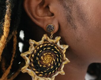 Boucles d'oreilles pendantes western faites main | Brun, noir, touches dorées | Matériau des cheveux synthétiques