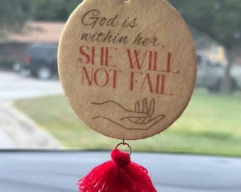 Charm pour voiture Elle ne manquera pas | Décor chrétien rond pour rétroviseur avec pompon rouge | Psaume 46:5 Cadeau pour les femmes croyantes
