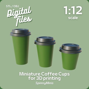 Pode incluir: Três xícaras de café em miniatura verdes com tampas pretas. As xícaras são em escala 1:12 e são para impressão 3D. O texto "STL/OBJ Digital Files" e "1:12 scale" está na imagem. O texto "Miniature Coffee Cups for 3D printing" e "SpinnyMinis" também está na imagem.
