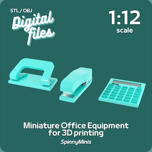 Puede incluir: Tres artículos de oficina en miniatura, un perforador, una grapadora y una calculadora, se representan en un estilo 3D. Los objetos son todos de color azul turquesa y se colocan sobre un fondo verde. El texto "STL/OBJ Digital Files" y "1:12 scale" también es visible en la imagen.