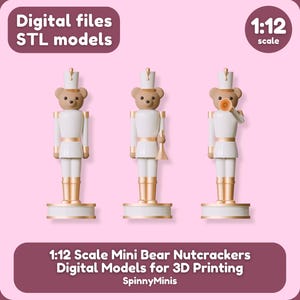 Könnte beinhalten: Drei Miniatur-Bären-Nussknacker in weißen und goldenen Uniformen, jeder mit einer anderen Pose. Das Bild enthält den Text "Digital files STL models" und "1:12 scale". Der Text unten lautet "1:12 Scale Mini Bear Nutcrackers Digital Models for 3D Printing".