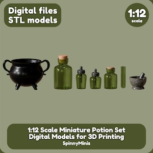 Op de afbeelding: Een verzameling miniatuur benodigdheden voor het maken van drankjes, waaronder een zwarte ketel, groene glazen flessen, een reageerbuis en een vijzel en stamper. 1:12 schaal digitale modellen voor 3D-printen.