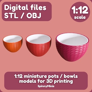 Op de afbeelding: Drie miniatuur keramische potten of kommen in rood, oranje en roze. De potten hebben een textuur met een ruitpatroon. De afbeelding bevat de tekst "Digital files STL/OBJ 1:12 scale 1:12 miniature pots / bowls models for 3D printing SpinnyMinis".