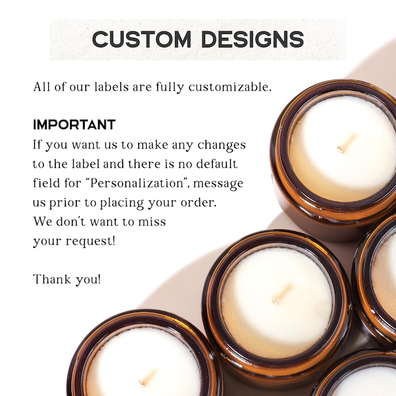 K&ouml;nnte beinhalten: Nahaufnahme von mehreren kleinen, runden Kerzen in bernsteinfarbenen Gl&auml;sern mit wei&szlig;em Wachs und Dochten. Der Text "CUSTOM DESIGNS" steht oben, mit zus&auml;tzlichem Text, der besagt, dass Etiketten angepasst werden k&ouml;nnen.