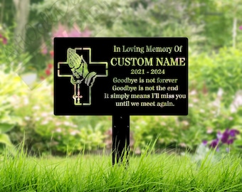 Puede incluir: Estaca de jardín conmemorativa de metal negro con un diseño de cruz y manos en oración. El texto dice "In Loving Memory Of CUSTOM NAME 2021-2024 Goodbye is not forever Goodbye is not the end It simply means I'll miss you until we meet again."