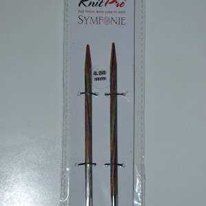 Peut inclure: Aiguilles à tricoter Knit Pro Symfonie de 4,00 mm, dans un emballage plastique transparent. Les aiguilles sont multicolores avec des pointes argentées. Le paquet porte la mention "FOR THOSE WHO LOVE TO KNIT".