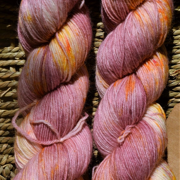 Erdbeersorbet handgefärbte Sockenwolle, 75 Schurwolle (Merino) / 25 PA, 100g / 420m LL, fingering Stärke