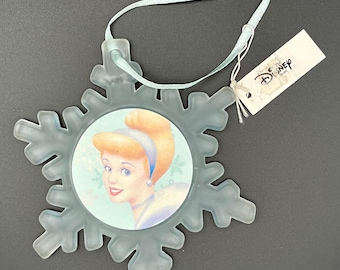 Adorno navideño de cristal vintage con etiquetas de Cenicienta azul de Disney con forma de copo de nieve.
