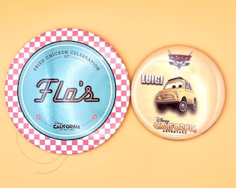 Botones vintage de Cars Land de Disney California Adventure, en tamaños grande y extragrande: ¡elige entre el de Luigi o el de Flo!