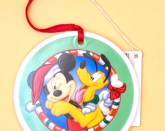 Adorno navideño de porcelana Disney vintage con etiquetas, con Mickey Mouse y Pluto.