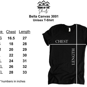 K&ouml;nnte beinhalten: Gr&ouml;&szlig;entabelle f&uuml;r ein Unisex-T-Shirt von Bella Canvas 3001. Die Tabelle zeigt die Brust- und L&auml;ngenma&szlig;e in Zoll f&uuml;r die Gr&ouml;&szlig;en XS bis 3XL.
