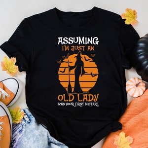 Camiseta de bruja, &quot;Asumir que soy solo una anciana fue tu primer error&quot;, camiseta de Halloween, camisetas de escoba de bruja, regalo de Halloween, Halloween