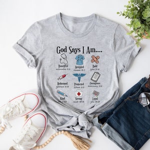 Camiseta &quot;Deus Diz que Sou Enfermeira&quot;, Presente Cristão para Enfermeira, Camiseta com Frases de Deus, Versículo da Bíblia, Camiseta Médica, Traje de Enfermagem, Presente para Enfermeira
