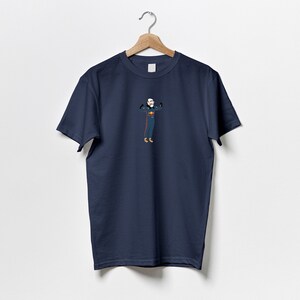 以下が含まれることがあります： 青色のTシャツに、青と緑の服を着た人物の漫画イラストが描かれています。オレンジ色のアクセントが付けられています。