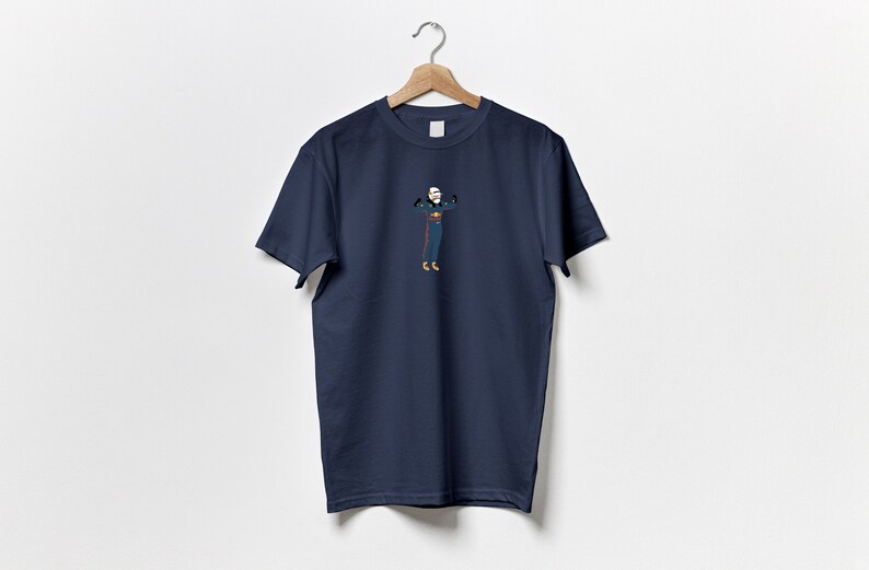 以下が含まれることがあります： 青色のTシャツに、青と緑の服を着た人物の漫画イラストが描かれています。オレンジ色のアクセントが付けられています。