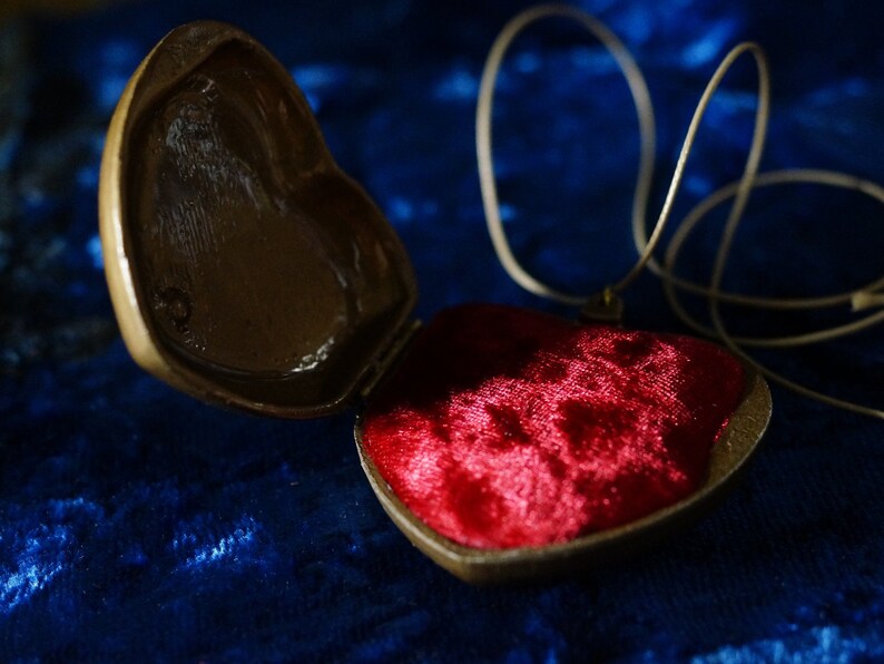 Undertale Cosplay Heart Locket Electronic Music Box ANY Song Ring Box