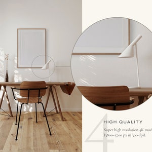 K&ouml;nnte beinhalten: Ein Holzschreibtisch mit einem wei&szlig;en Poster-Mockup, einem schwarzen Metallstuhl und einer wei&szlig;en Lampe auf dem Schreibtisch. Der Schreibtisch steht in einem Raum mit wei&szlig;en W&auml;nden und Holzb&ouml;den.