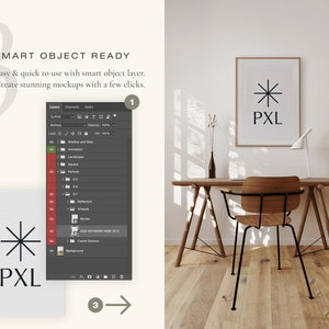 K&ouml;nnte beinhalten: Ein Mockup eines gerahmten Drucks mit einem schwarzen Sternburst-Design und dem Text "PXL" auf wei&szlig;em Hintergrund. Der Rahmen ist in hellem Holz gehalten und h&auml;ngt an einer wei&szlig;en Wand. Der Druck befindet sich in einem modernen Homeoffice mit einem Holzschreibtisch, einem Stuhl und einer Lampe.