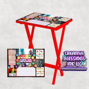 Op de afbeelding: Rode opklaptafel met een kleurrijk alfabet en dinosaurus-thema tafelblad. De tafel is opgezet voor een kind om te gebruiken voor leren en spelen. De tafel is 76 cm hoog.