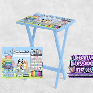 Puede incluir: Una mesa plegable azul con un diseño colorido con los personajes del programa "Bluey". La superficie de la mesa tiene un diseño con los días de la semana, números, alfabeto y las palabras "My Name Is".