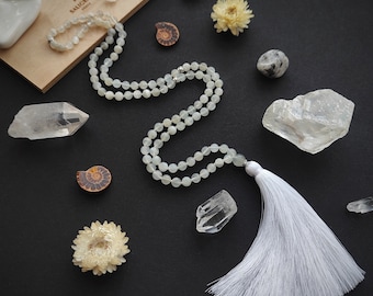Mala White Lotus - Piedra lunar lechosa y plata, collar de meditación de borlas