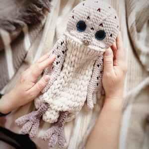 Búho de peluche: decoración de habitación infantil con temática de bosque, manta para bebé, búho acurrucable