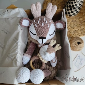 PASGEBOREN CADEAU, set hertenliefde en rammelaar, bosrijke kinderkamerinrichting, babyshowercadeau, babyknuffelbeveiligingsdeken, dierenliefdedeken