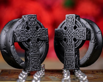 Mattsvarta keltiska korsöronproppar: Harts/Mässing/Vita mässingspluggar med nordiska symboler