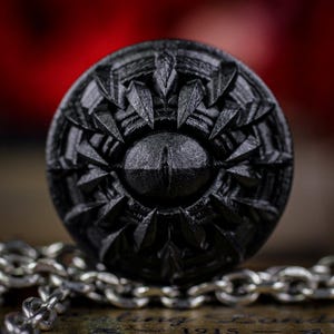 Op de afbeelding: Een set van drie keramische mokken met een gespikkelde, matte afwerking. De mokken zijn in crème, lichtgrijs en donkergrijs. Elke mok heeft een eenvoudig, minimalistisch ontwerp, perfect voor koffie of thee.