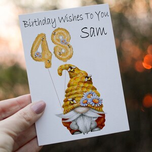Tarjeta de cumpleaños de gnomo abeja, tarjeta de cumpleaños, tarjeta personalizada de gnomo abeja, tarjeta de cumpleaños para un amigo, tarjeta de edad personalizada, tarjeta de abeja personalizada, tarjeta de abeja Gonk