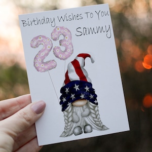 Carte d'anniversaire USA Gnome Age, carte pour 23e anniversaire, carte d'anniversaire gnome drapeau américain, carte drapeau bannière étoilée, carte gnome personnalisée