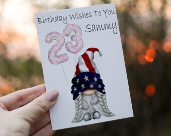 Carte d'anniversaire USA Gnome Age, carte pour 23e anniversaire, carte d'anniversaire gnome drapeau américain, carte drapeau bannière étoilée, carte gnome personnalisée