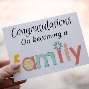Carte de félicitations pour être devenu une famille, carte de jour d'adoption, adoption de félicitations pour un nouvel enfant, carte de fête de naissance, carte LGBTQ personnalisée